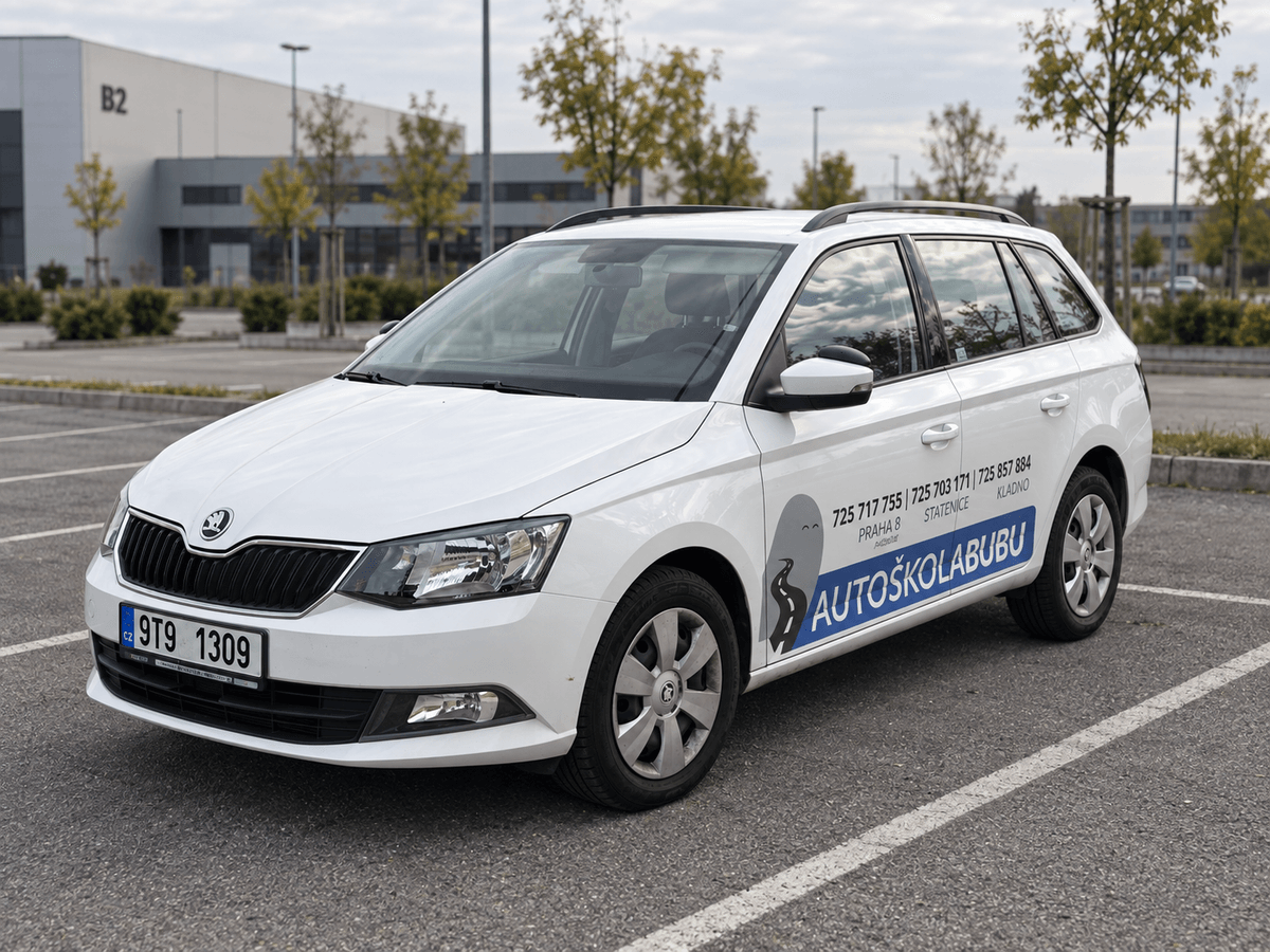 Bílá Škoda Fabia Autoškoly BuBu pro manuální výcvik skupiny B